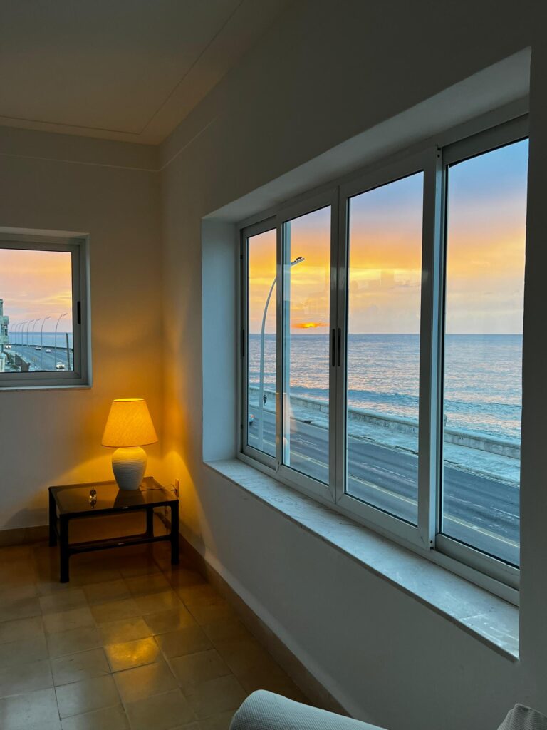 Apartamento con terraza frente al mar y vista al Malecón