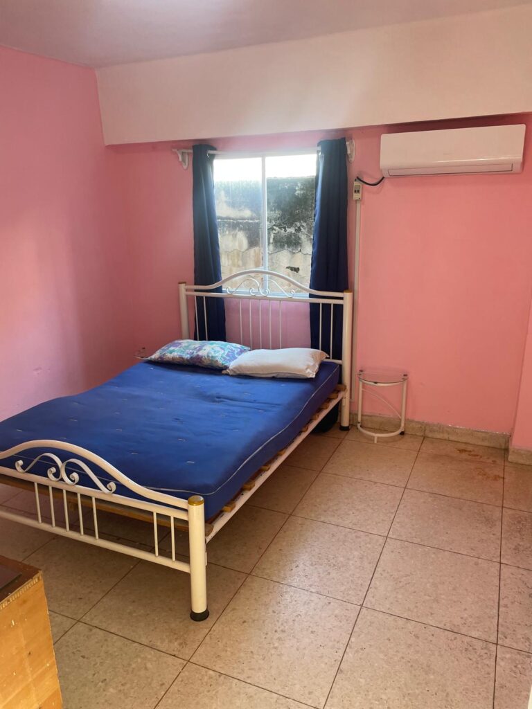 Apartamento de 2 cuartos, cerca de Infanta y San Lázaro