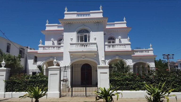 Residencia de dos niveles en el Vedado