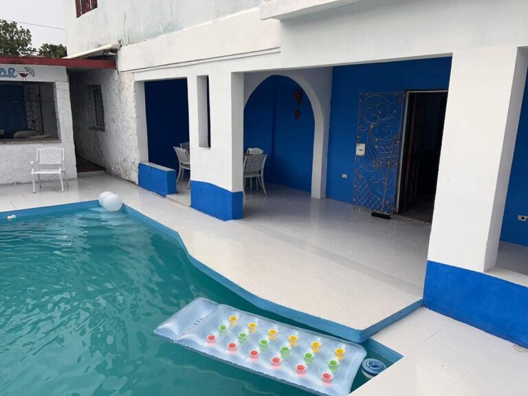 Casa con piscina en Reparto Bahía