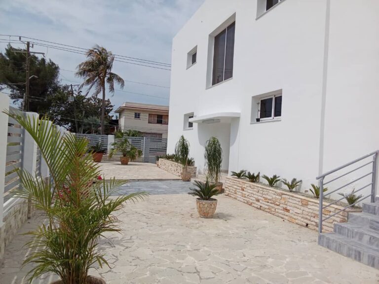 🌊 Casa Reformada en 1ra Avenida LLHV-00014– Miramar