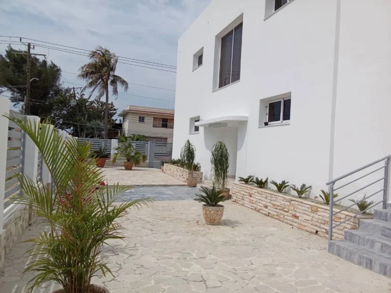 🌊 Casa Reformada en 1ra Avenida LLHV-00014– Miramar