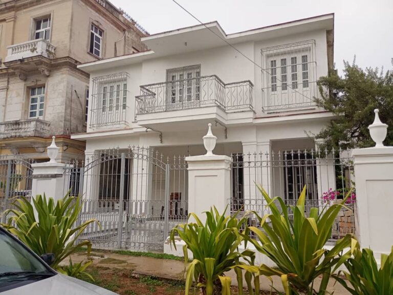 🏡 Residencia Independiente de Tres Niveles LLHV-00143– Vedado, Plaza de la Revolución