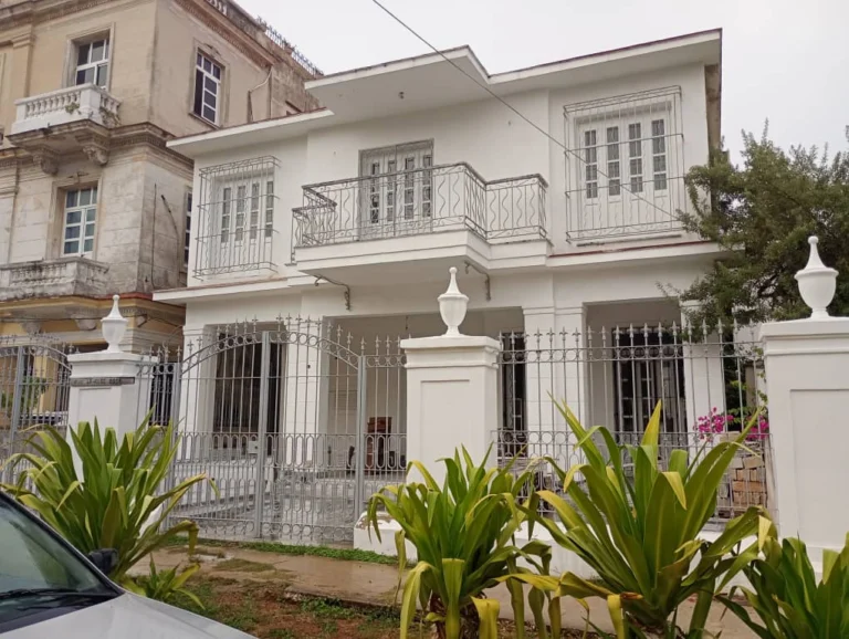 🏡 Residencia Independiente de Tres Niveles LLHV-00143– Vedado, Plaza de la Revolución