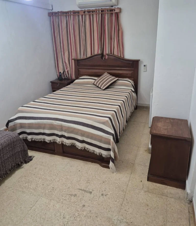 Apartamento de tres habitaciones disponible en El Vedado sin afectaciones eléctricas