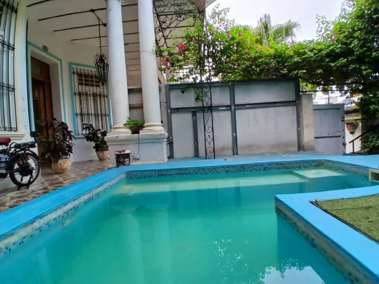 🏡✨ Residencia con Piscina en el Vedado – Inversión Inteligente ✨